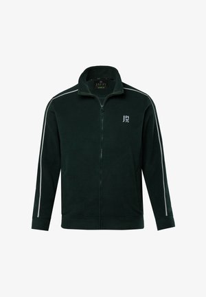 Chaqueta de forro polar verde con cremallera, cuello alto y franjas blancas en los lados. Presenta un logo en el lado izquierdo del pecho. Textura suave.