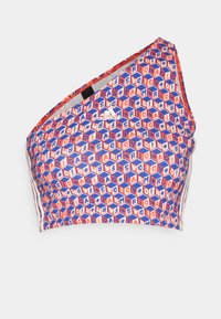 Asymmetrisk sport-bh i röd, blå och vit med geometriskt mönster. Tillverkad av stretchigt tyg med en jämn yta, prydd med en logotyp.