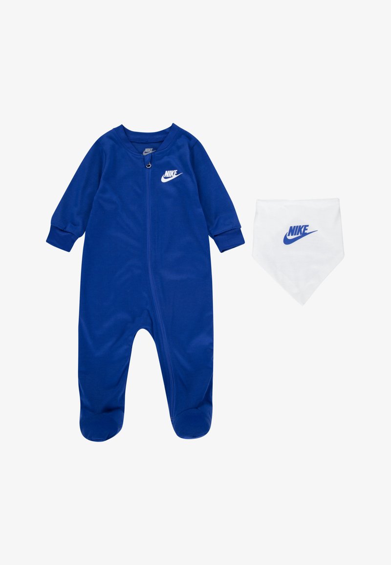 Macacão de bebé de polar azul com mangas compridas, fecho à frente e logótipo da Nike em branco. Acompanhado por um lenço branco com o logótipo da Nike em azul.