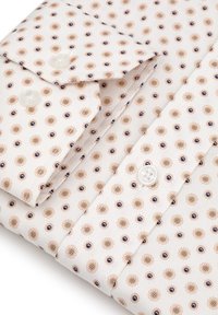 Biała koszula z powtarzającym się kwiatowym wzorem w brązowym i granatowym. Zawiera dwa guziki i sztywny kołnierzyk. Gładka tekstura materiału.