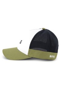 Casquette de camionneur avec un devant blanc, un dos en maille noire, une visière et un bandeau verts, présentant un petit logo à l'avant et "BOSS" en blanc sur le côté.