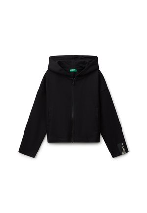 Schwarze, kurze Hoodie aus weichem Stoff, mit einem vorderen Reißverschluss, einer Kapuze, zwei Seitentaschen und einem "BE HAPPY"-Schild am Ärmel.