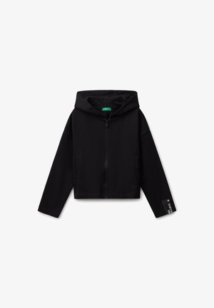 Sudadera corta negra de tela suave, con cremallera frontal, capucha, dos bolsillos laterales y una etiqueta "BE HAPPY" en la manga.