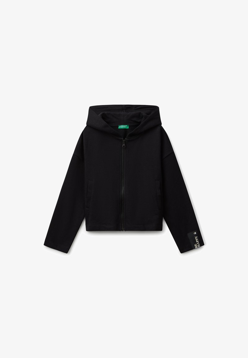 Schwarze, kurze Hoodie aus weichem Stoff, mit einem vorderen Reißverschluss, einer Kapuze, zwei Seitentaschen und einem "BE HAPPY"-Schild am Ärmel.