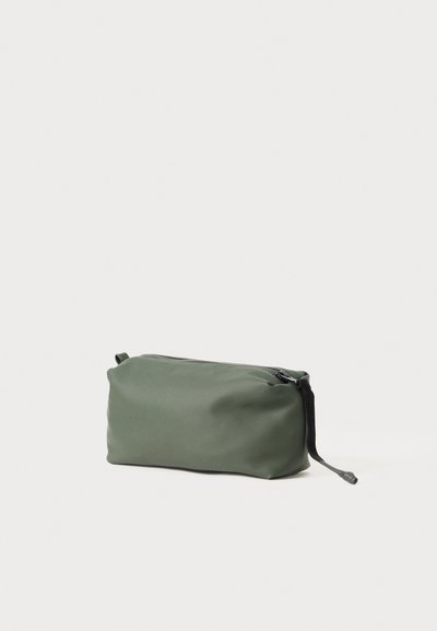 Borsetta rettangolare verde realizzata in un materiale liscio e resistente. Presenta una chiusura con zip e una maniglia in tessuto nero. Design minimalista.