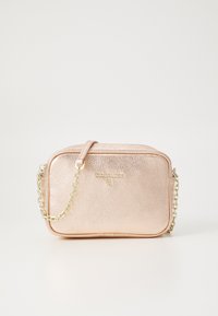 Borsa crossbody in oro rosa metallizzato con pelle testurizzata, tracolla in catena dorata, chiusura con zip e logo impresso sulla parte anteriore.