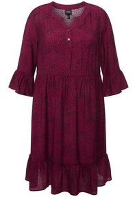 Tummanpinkki kukkakuosis midi-mekko mustilla yksityiskohdilla, jossa on v-pääntie, napitus ja röyhelötylliset hihat sekä helma.