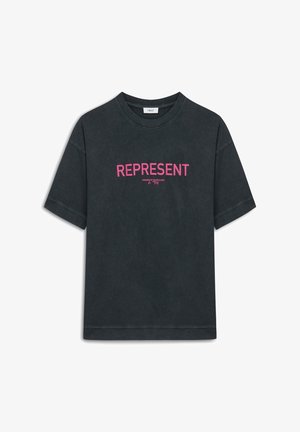 Černé bavlněné tričko s krátkým rukávem s výrazným růžovým nápisem "REPRESENT" a dalším textem v menším písmu pod ním. Volný střih.
