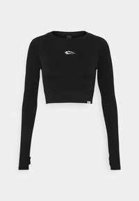 Schwarzes langärmliges Crop-Top mit taillierter Passform, aus dehnbarem Material gefertigt. Es verfügt über ein kleines weißes Logo auf der Brust und eine gerippte Textur an den Ärmeln.