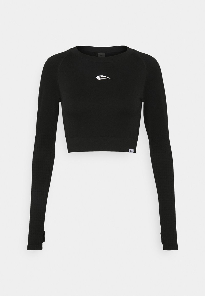 Schwarzes langärmliges Crop-Top mit taillierter Passform, aus dehnbarem Material gefertigt. Es verfügt über ein kleines weißes Logo auf der Brust und eine gerippte Textur an den Ärmeln.