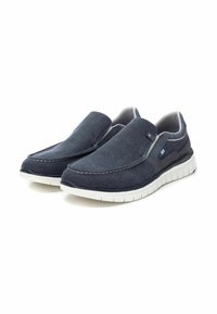 Zapatos sin cordones hechos de tela azul oscuro con costuras blancas y una suela de goma blanca. Presentan paneles elásticos laterales para poner y quitar fácilmente.