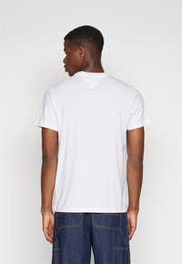 Tommy Jeans TJM SLIM FLAG TEE 2 PACK - Apdrukāts T-krekls - newsprint/white