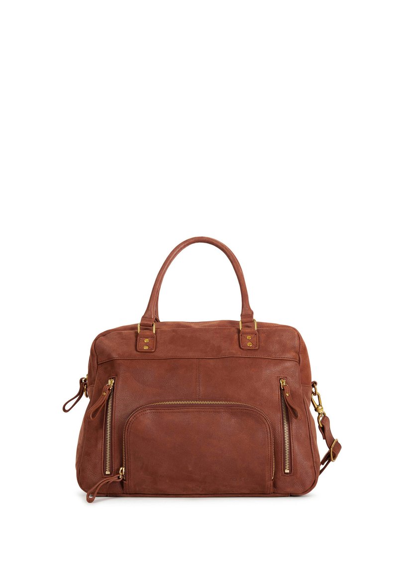 Borsa tote in pelle marrone con doppio manico superiore, tasche esterne con zip e hardware in tonalità oro. Design semplice con una texture morbida.