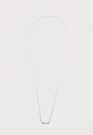 Srebrna kovinska veriga z nežno verigo in pravokotnim obeskom, ki ima prosojno, gladko teksturo.