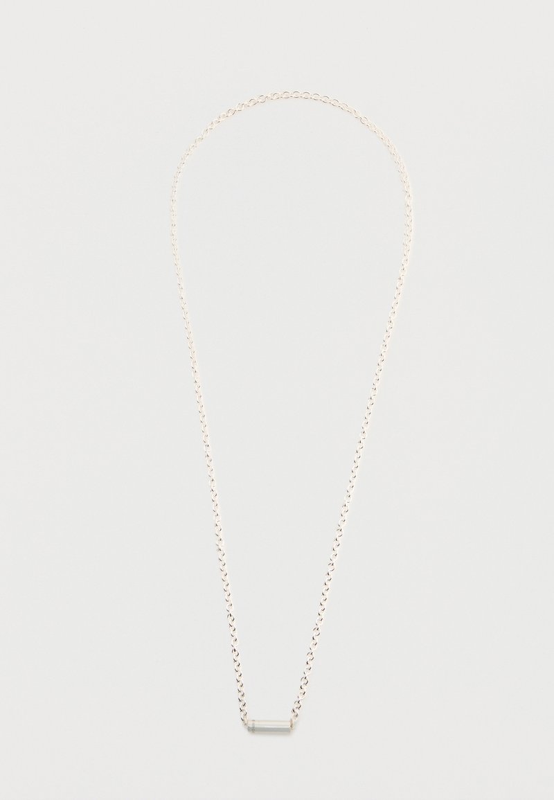 Colar de metal prateado com uma corrente delicada e um pendente retangular com uma textura clara e suave.