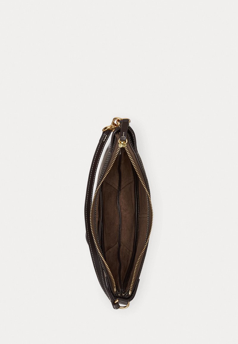 Borsa a tracolla in pelle marrone con dettagli in oro, dotata di chiusura con zip e numerosi scomparti interni. Texture liscia, forma curva.