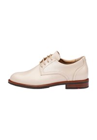 Scarpa stringata in pelle beige con punta arrotondata e dettagli cuciti. Presenta un tacco in legno marrone a contrasto e una trama sottile.