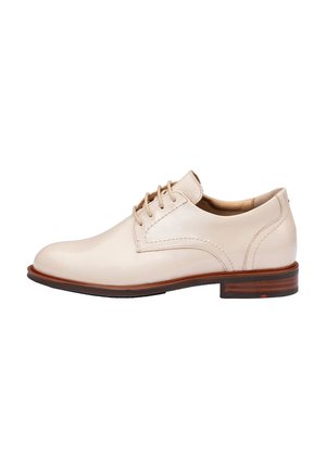 Scarpa stringata in pelle beige con punta arrotondata e dettagli cuciti. Presenta un tacco in legno marrone a contrasto e una trama sottile.