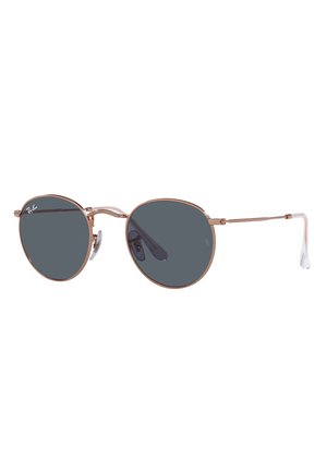 Occhiali da sole rotondi con montatura in metallo rosé, lenti grigie scure e estremità delle aste in plastica trasparente. Include cuscinetti per il naso regolabili.