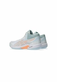 Des chaussures de sport blanches avec des accents bleu clair et corail. Présentent un dessus en mesh, des côtés texturés et une semelle rembourrée pour le soutien.