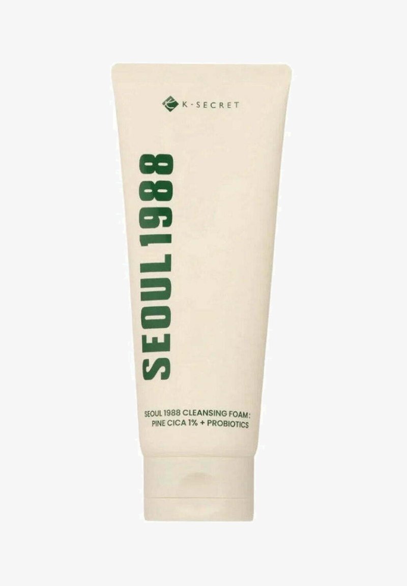 Tube beige de mousse nettoyante K-Secret Seoul 1988 avec texte vertical vert, contenant 1 % de cica de pin et des probiotiques.