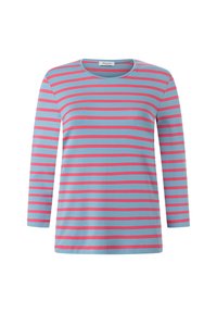 Langsleeve t-shirt in lichtblauw met roze horizontale strepen. Zachte stof, ronde halslijn en normale pasvorm. Eenvoudig, casual ontwerp.