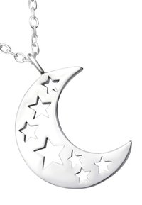 Zilveren hanger in de vorm van een maansikkel met vijf uitgestanste sterren. Heeft een gepolijste afwerking en hangt aan een delicate ketting.