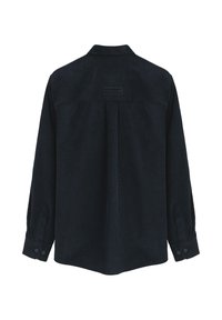 Granatowa koszula sztruksowa z długimi rękawami, zapinanymi mankietami i plisą z tyłu. Charakteryzuje się teksturowaną powierzchnią oraz metką nad karczkiem.