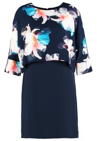 Šaty s květinovým potiskem na tmavě modrém pozadí, vrstvený design pláště, krátké rukávy a hladkou texturu. Zapínání na zip na zádech.