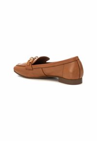 Mocasines de cuero marrón con tacón plano, que presentan un acento decorativo de hardware en tono dorado y un diseño elegante y minimalista.