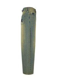Lyseblå denim jeans med rett benkutt, med baklommer og en subtil logo på midjebåndet. Teksturen er jevn med lett falming.