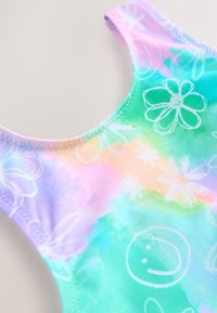Einteiliger Badeanzug in sanften Pastellfarben mit weißen Blumen- und Smiley-Mustern, gefertigt aus glattem, weichem Stoff.