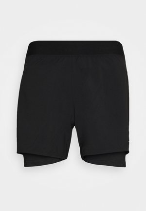Czarne podwójnie warstwowe krótkie spodenki sportowe z szerokim elastycznym pasem, pokazane z przodu na jednolitym jasnym tle.