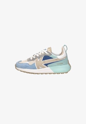 Multicolor sneaker met blauwe, beige en witte panelen, witte veters en een lichtblauwe gewatteerde zool, zijaanzicht.
