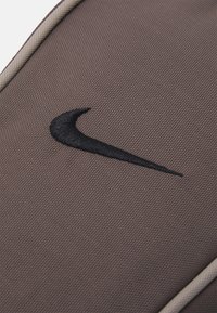 Nike Sportswear ESSENTIALS CROSSBODY UNISEX - Mala a tiracolo - ironstone/black