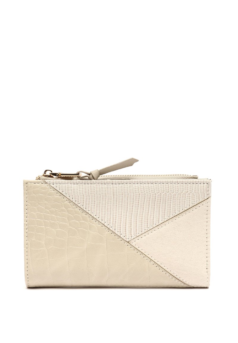Portafoglio beige con una sezione inferiore testurizzata in pelle di coccodrillo e una sezione superiore liscia. Presenta una chiusura con zip e una piccola linguetta in tessuto.