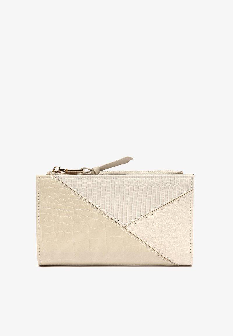 Portafoglio beige con una sezione inferiore testurizzata in pelle di coccodrillo e una sezione superiore liscia. Presenta una chiusura con zip e una piccola linguetta in tessuto.