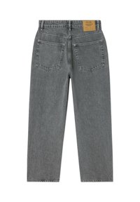 Pelēkas džinsa bikses, redzamas no muguras puses ar divām aizmugurējām kabatām, jostas cilpām un brūnā ādas zīmola plākstera uz jostas vietas.