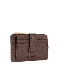 Hnědá kožená peněženka navržená s přihrádkami na karty, zipovou přihrádkou a raženým logem. Má texturovaný povrch a zlaté kovové doplňky.
