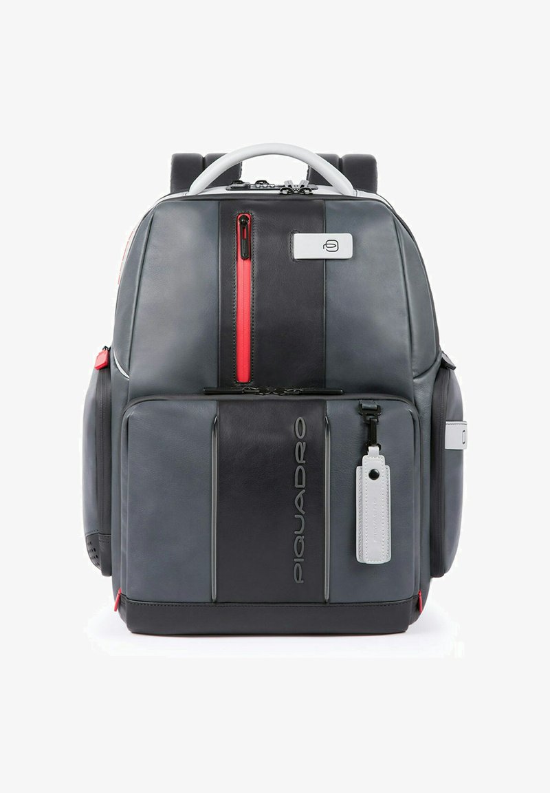 Sac à dos en cuir noir et gris avec fermeture éclair rouge, poche avant, compartiments latéraux, poignée blanche et logo "Piquadro" sur le devant.