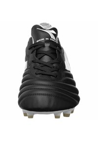 Scarpa da calcio in pelle nera con design a coste, dettagli bianchi, lacci neri e tacchetti stampati. "Made in Italy" stampato sulla linguetta.