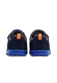 Tamsiai mėlyni sportiniai bateliai su tekstūruota paviršiumi, ryškiais perforacijomis, užtikrinančiomis ventiliaciją, ir oranžinėmis kulno akcento detalėmis. Reguliuojamas dirželis užsegimui.