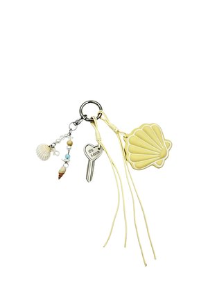 Portachiavi con pendente a forma di conchiglia, chiave in metallo a forma di cuore incisa con "It's Mine," e piccoli ciondoli di conchiglie e perline su un anello.