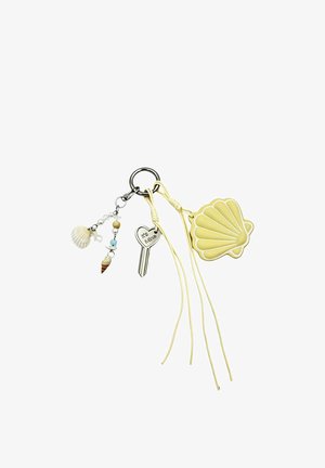 Portachiavi con pendente a forma di conchiglia, chiave in metallo a forma di cuore incisa con "It's Mine," e piccoli ciondoli di conchiglie e perline su un anello.