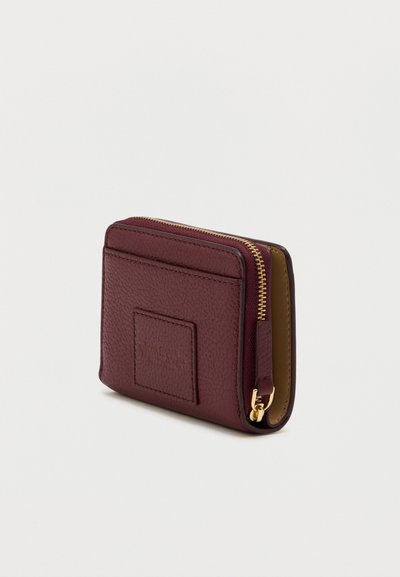 Bourgondisch leren portemonnee met een gestructureerde afwerking, ritsluiting en een zijvak. Voorzien van goudkleurige hardware en een subtiele geperste logo.