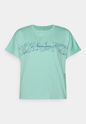 Mintgrön t-shirt i bomull, med en marinblå geometrisk linjeteknink och "MIZUNO"-text över bröstet. Korta ärmar, rundad halsringning.