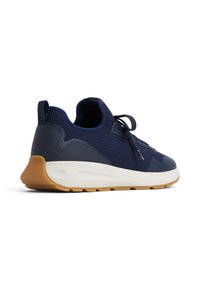 Zapatillas de malla transpirable en color marino con talón acolchado, cierre con cordones, suela de goma en contraste y acentos texturizados. Diseño atlético clásico.