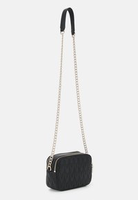 Sac en bandoulière noir en forme rectangulaire, avec une chaîne et une sangle en cuir, fermeture à double zip et surface texturée.