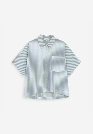 Chemise à manches courtes à boutons avec des rayures verticales bleues et blanches et une poche poitrine, étalée à plat sur un fond blanc.