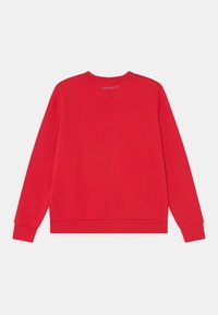 Felpa rossa in cotone con collo a giro e maniche lunghe. Presenta una patch rettangolare nella parte superiore della schiena con la scritta "HACKETT."